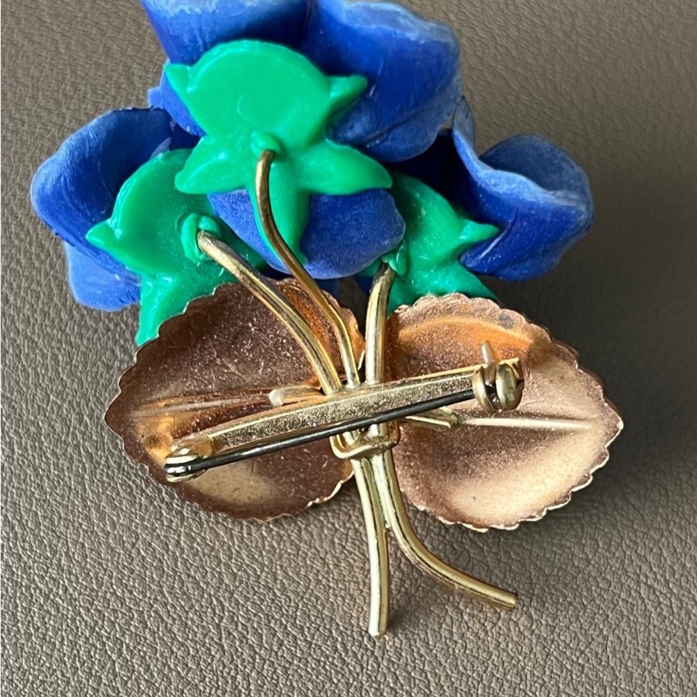 Vintage Western Germany Violet flowers brooch with rhinestone centers - Picture 4 of 4